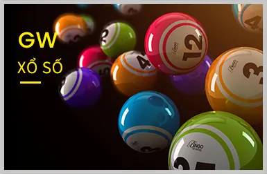 Bàn chơi casino trực tuyến với các lá bài và vòng quay roulette